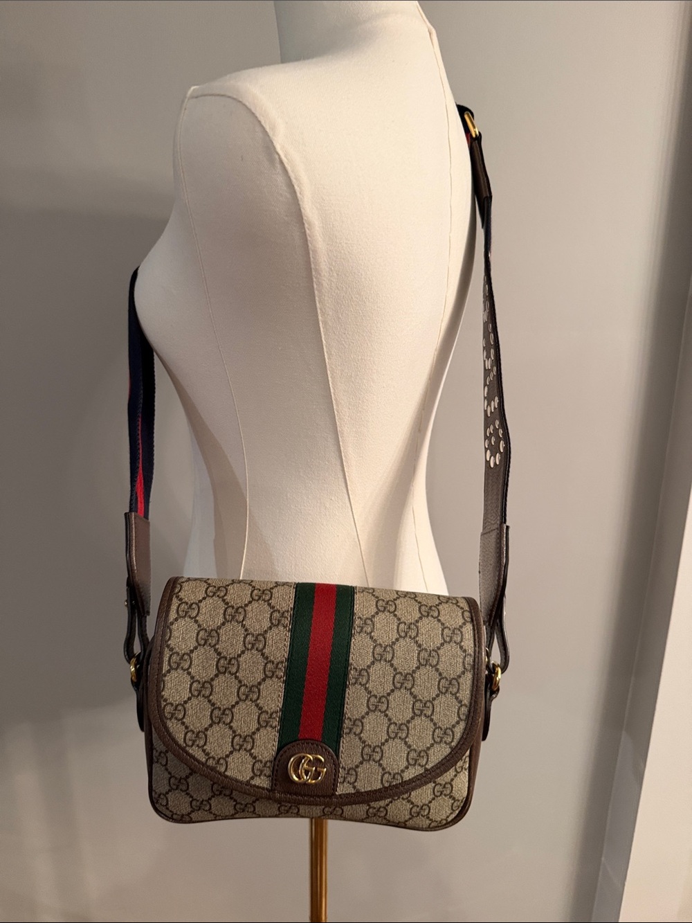 AUTHENTIC GUCCI GG Supreme Canvas Crossbody with Green and Red Web Stripe - Picture 3 of 15